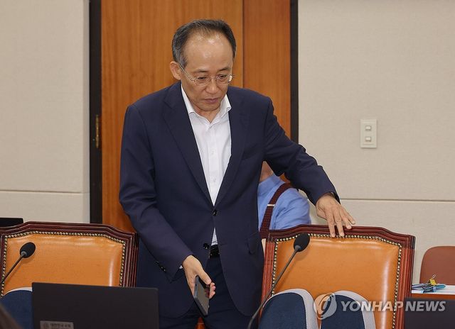 정무위 출석하는 추경호 의원