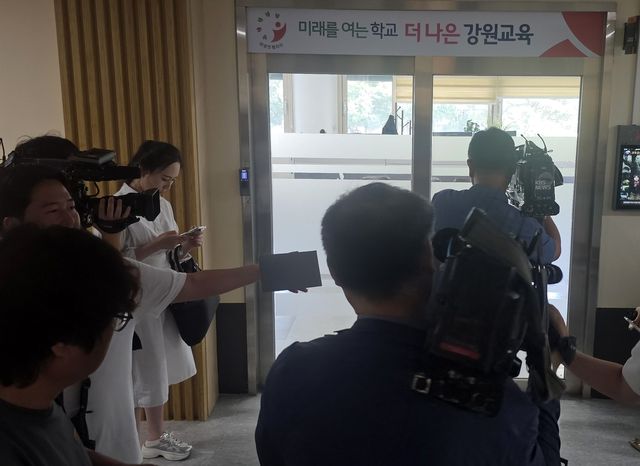 교육감실 앞 대기하는 취재진