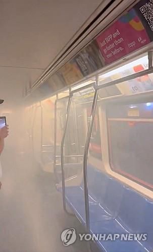 뉴욕 맨해튼행 지하철 화재 연기