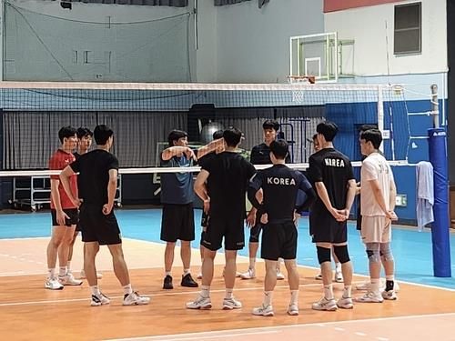 석진욱 감독(중앙)의 설명을 듣는 남자 U-21 배구 대표팀 선수들