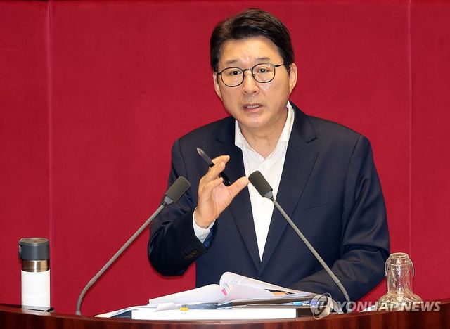 방송3법에 관한 무제한 토론하는 신동욱 의원