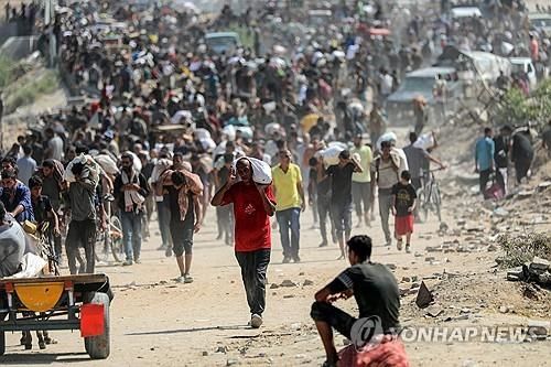 구호품을 받아 돌아가는 팔레스타인 주민들