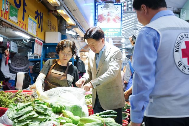 제주동문시장 찾은 오영훈 제주지사