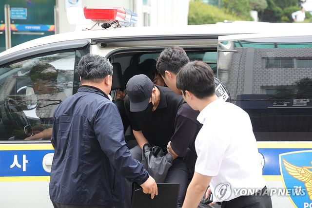 고개 숙인 '고객 강도' 농협 직원