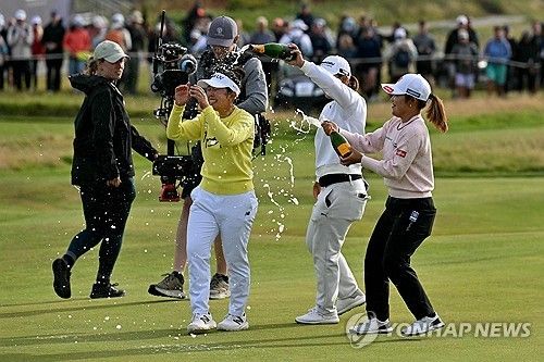 일본 선수들에게 축하 물세례를 받은 야마시타.