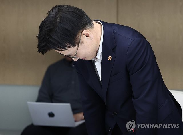 감사 인사 하는 김정관 산업통상자원부 장관