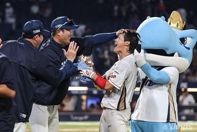 2일 끝내기 승리를 거두고 기뻐하는 NC 이호준 감독과 최정원.