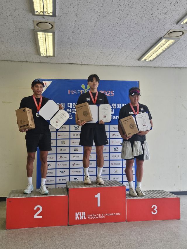 우승 이건용(가운데), 3위 변지영(오른쪽)