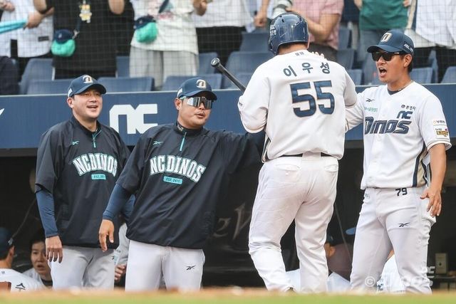 득점 후 기뻐하는 NC 선수단