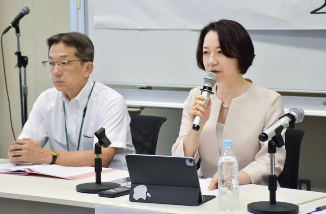 주간지 칼럼에 항의하는 재일교포 작가 후카자와 우시오