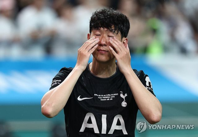 눈물 닦는 손흥민