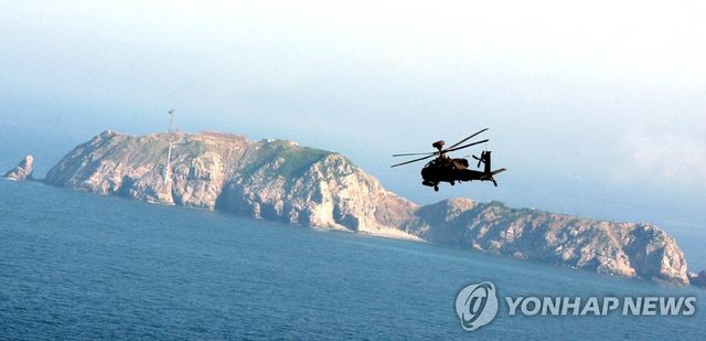 군산 직도 상공 비행하는 아파치 헬기