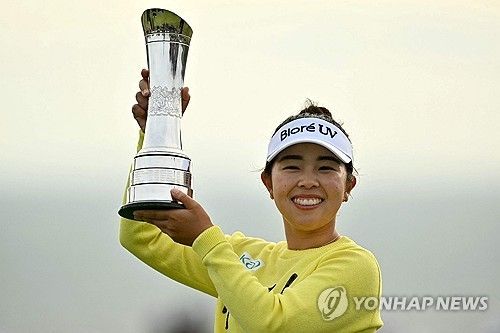 우승 트로피를 치켜든 야마시타.