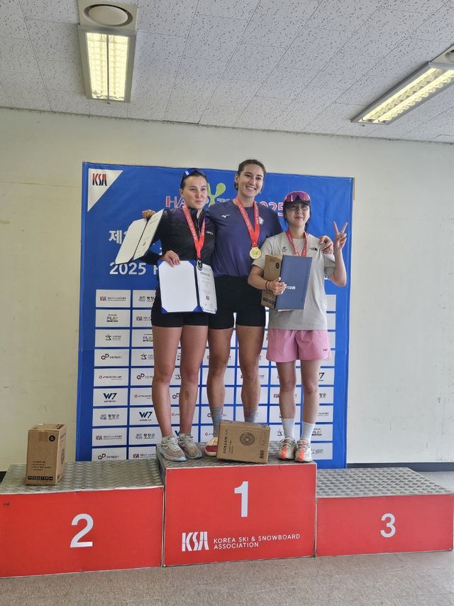 여자부 3위 이의진(오른쪽). 가운데가 우승한 벨리체. 