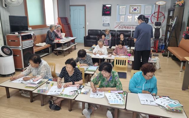 문해교육 마을학교에서 공부 중인 서산 어르신들