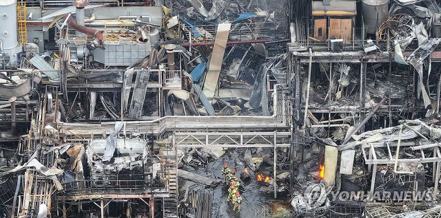 인명 수색 나선 소방대원들