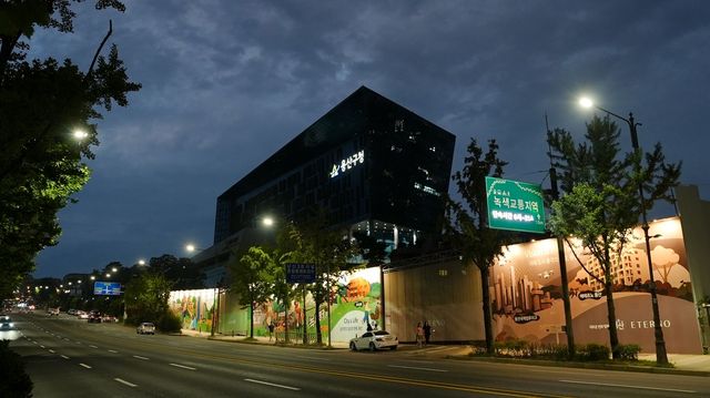 이태원동 크라운호텔 개발사업(에테르노 용산) 부지에 설치된 슈퍼그래픽 가림막