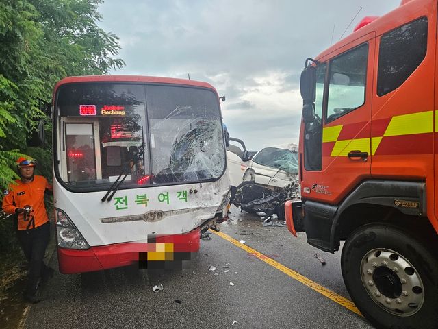 사고가 난 트럭과 시외버스