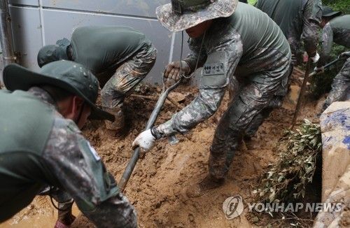 수해 복구 나선 군인들