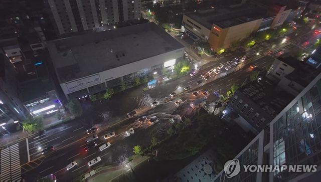 물에 잠긴 울산 도로