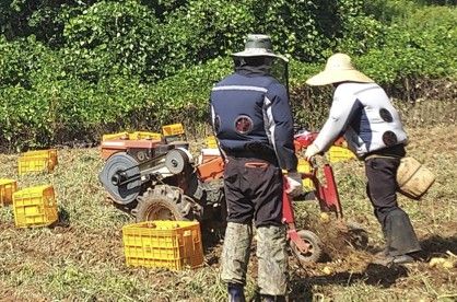 에어작업복 착용한 농민