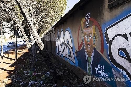 도널드 트럼프 미국 대통령에 관세 철회를 촉구하는 요하네스버그 시내의 그라피티