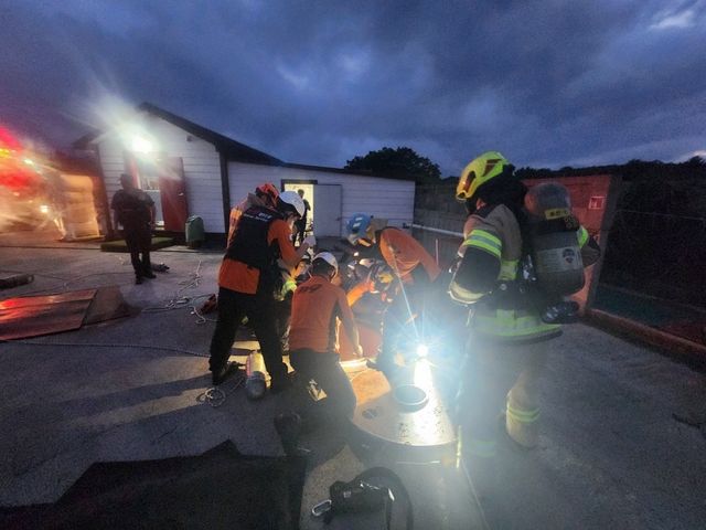 지하 탱크 청소 중 쓰러진 40대 구조하는 소방대원들