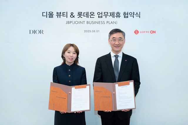 (서울=연합뉴스) 롯데온은 지난 1일 서울 광화문 디올 뷰티 코리아 본사에서 '크리스챤 디올 뷰티 코리아'와 전략적 비즈니스 파트너십(JBP)을 체결했다. 사진 오른쪽부터 롯데쇼핑 e커머스사업부 박익진 대표와 크리스챤 디올 뷰티 코리아 김백남 지사장 기념 촬영을 하는 모습. 2025.8.5. [롯데온 제공. DB 및 재판매 금지]