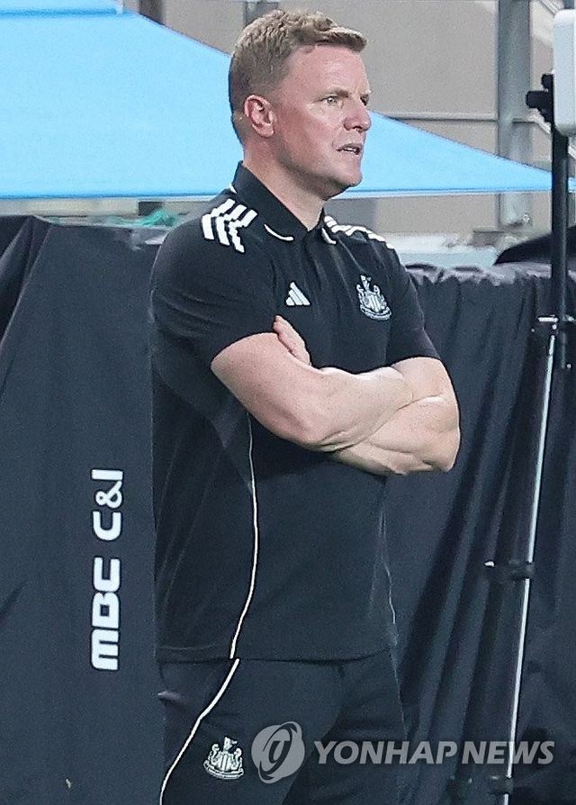 경기 지켜보는 에디 하우 감독