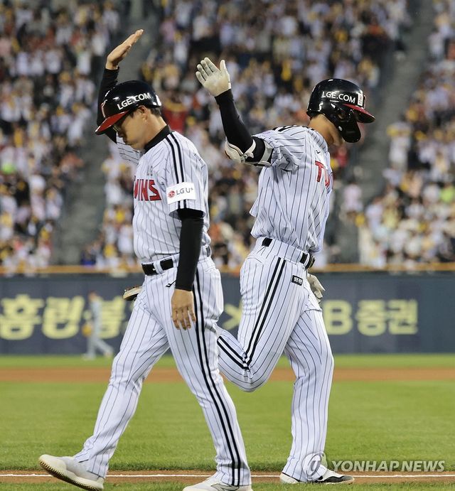 솔로 홈런 친 LG 이영빈