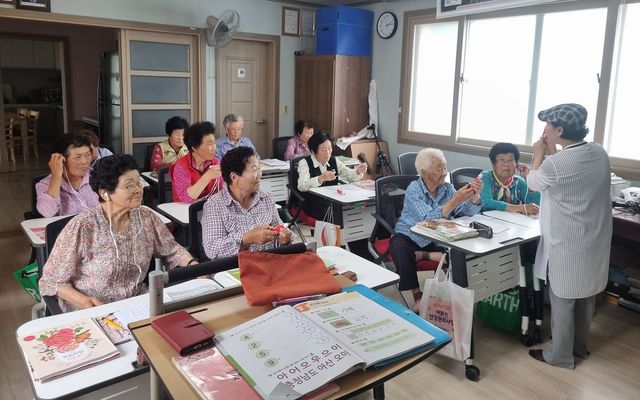 문해교육 마을학교에서 공부 중인 서산 어르신들