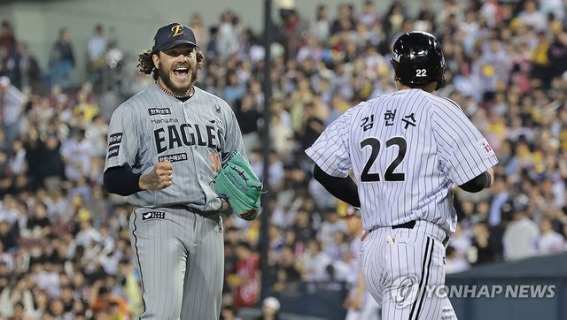 위기 넘기고 기뻐하는 한화 폰세