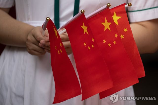 홍콩의 한 중학교에서 열린 국기 게양식에서 한 학생이 중국 국기인 오성홍기를 들고 있는 모습. [EPA=연합뉴스 자료사진]