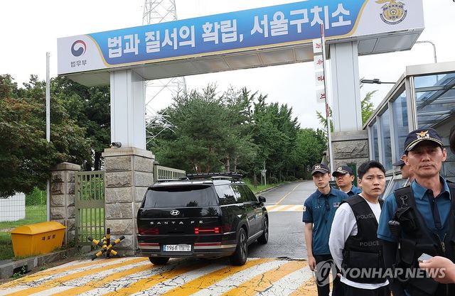 서울구치소 들어가는 법무부 차량