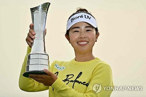 우승 트로피를 든 야마시타.