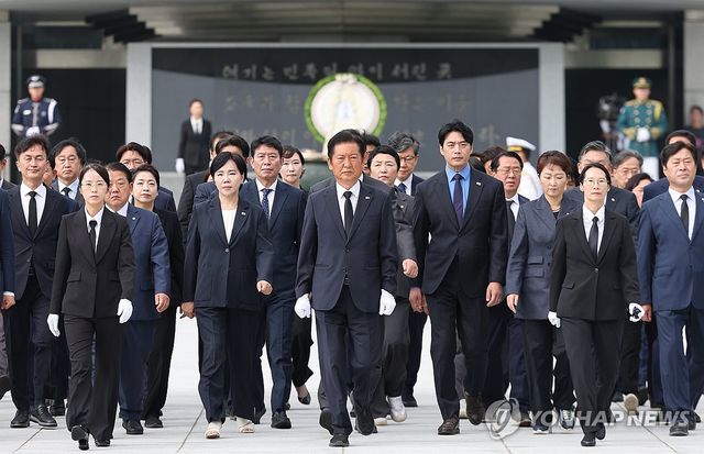 참배 마친 민주당 정청래 신임 대표