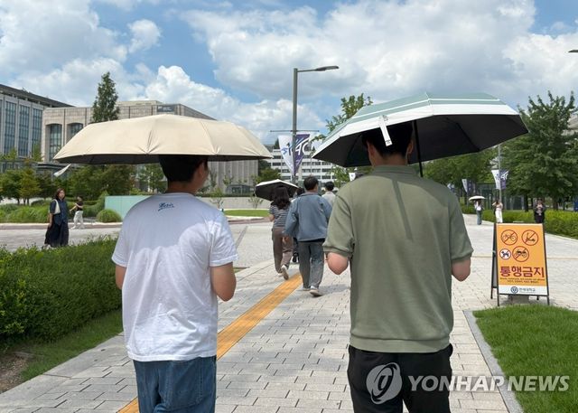 인당 1개씩...여름 버틸 양산 필요해