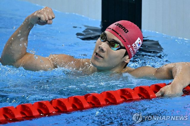 스윔-오프에서 승리하고 주먹을 불끈 쥔 지유찬