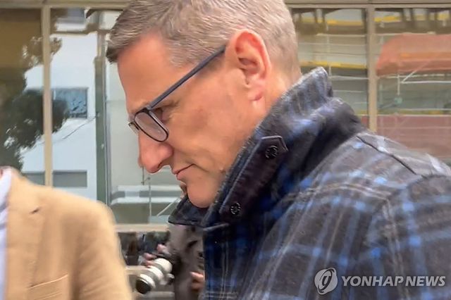 고개 숙인 전 뉴질랜드 경찰청 부청장