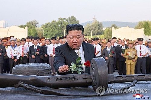 북한 김정은, '전승절' 72주년에 조국해방전쟁참전열사묘 방문