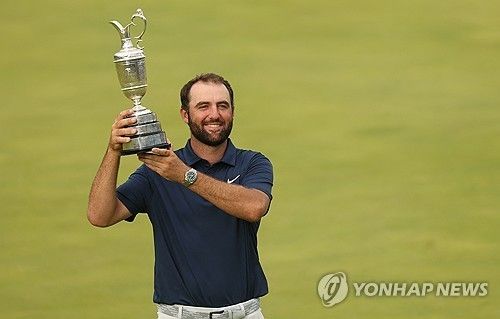 디오픈 우승 트로피를 들고 기뻐하는 셰플러.