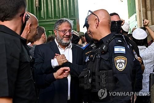 공개기도 후 지지자들과 인사하는 이스라엘 장관