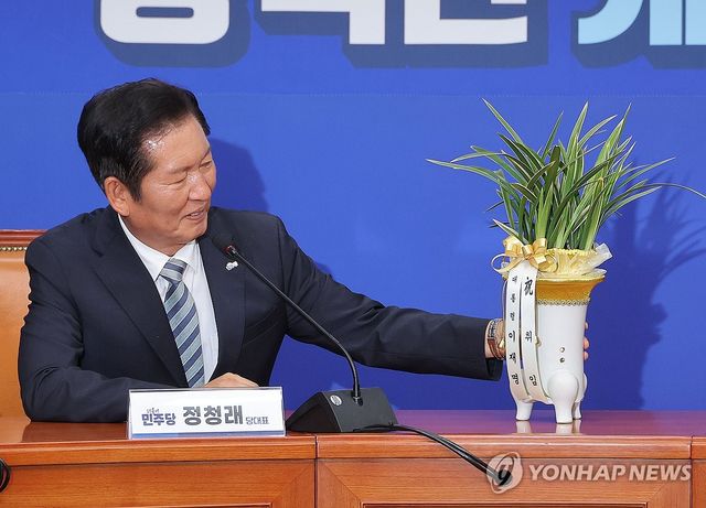 대통령 축하 난 보는 정청래 신임 대표