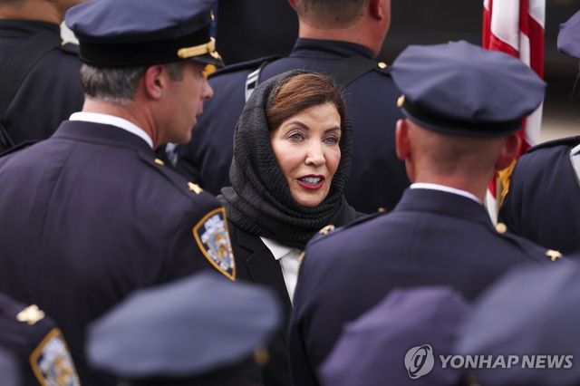 무슬림 경찰관의 장례식에 참석한 캐시 호컬 뉴욕주지사(중앙)