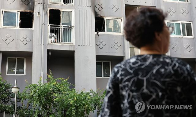 지난달 화재로 사망사고가 난 아파트 