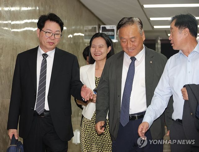 민주당 의원총회 참석하는 이한주 국정기획위원장