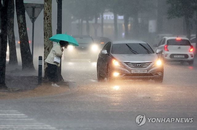 세찬 비 내리는 거리