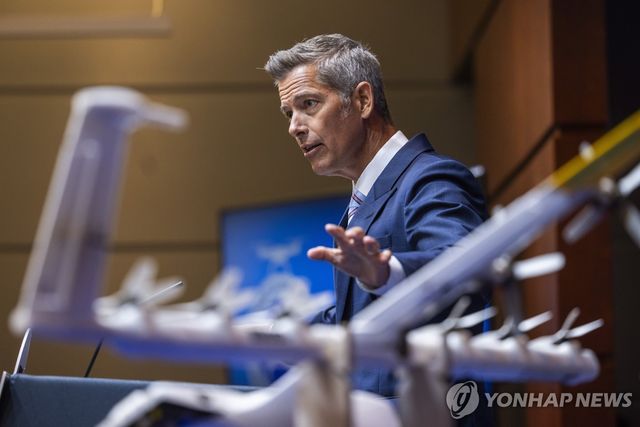 기자회견하는 더피 미국 교통부 장관