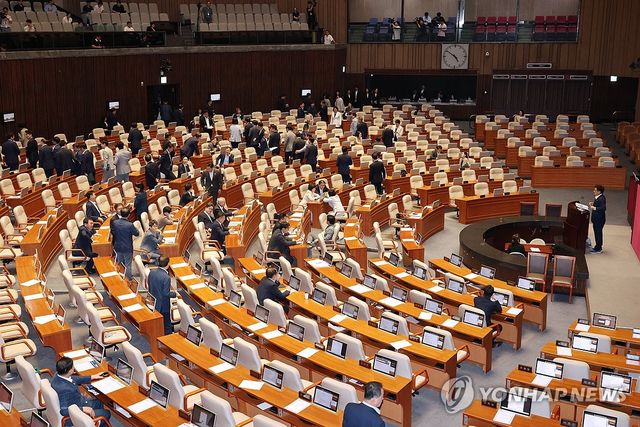 방문진법 필리버스터 시작...퇴장하는 여당 의원들