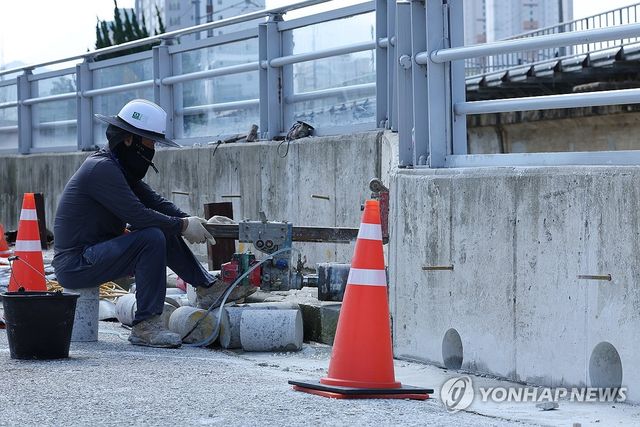 구멍 뚫린 서방천 차수벽